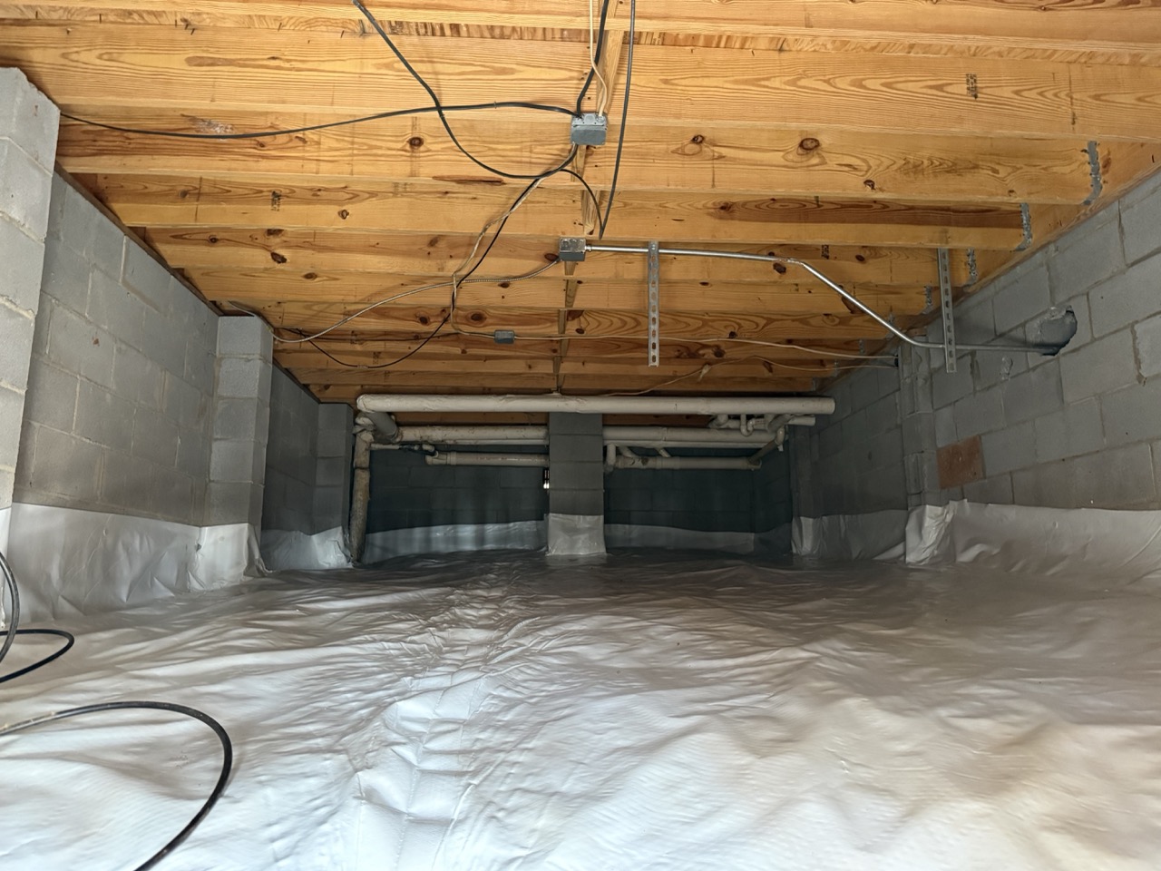 Clean crawlspace with vapor barrier installed